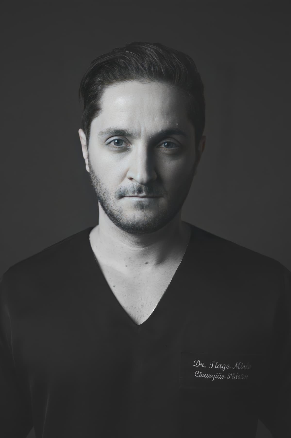 Retrato del Dr. Tiago Miolo con uniforme quirúrgico